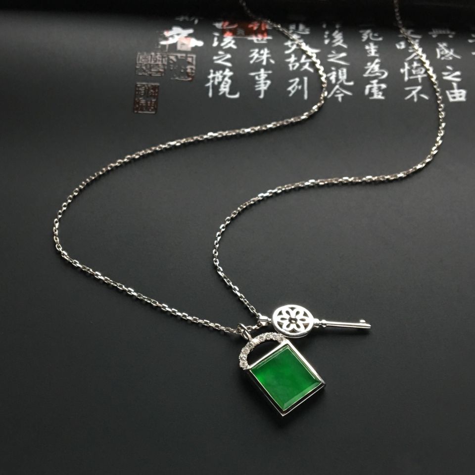 镶白金钻石冰种翠色平安锁胸坠（金链）