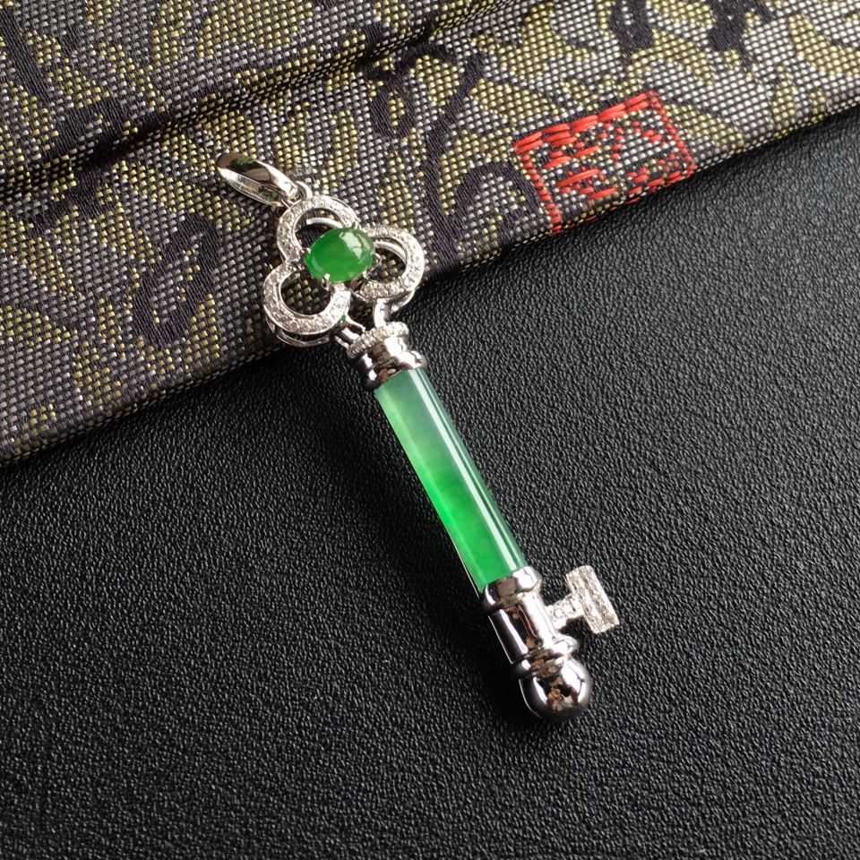 冰种飘翠镶白金钻石钥匙胸坠