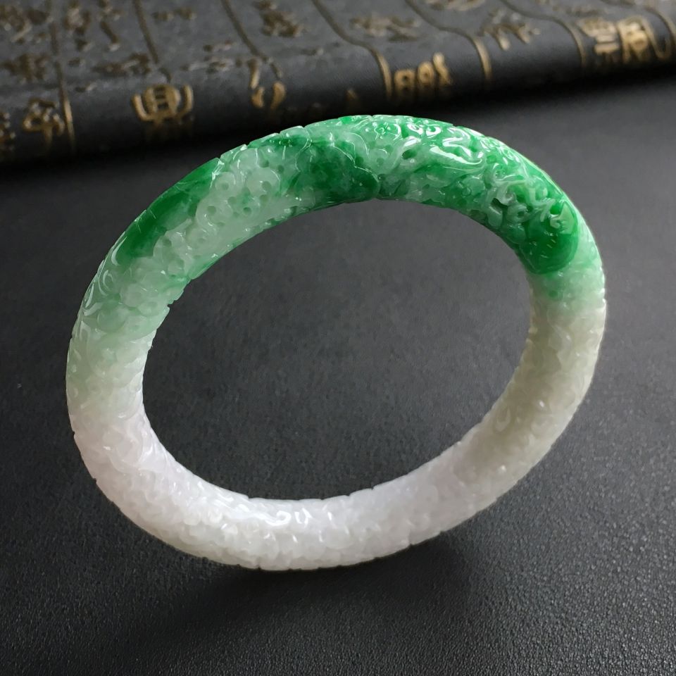 细糯种飘翠雕花圆条手镯(59.3mm)