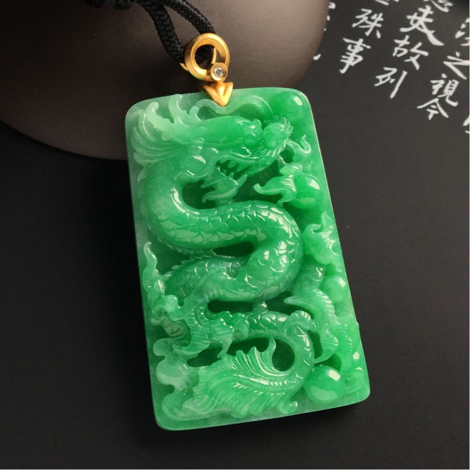 糯冰种翠色龙牌挂件