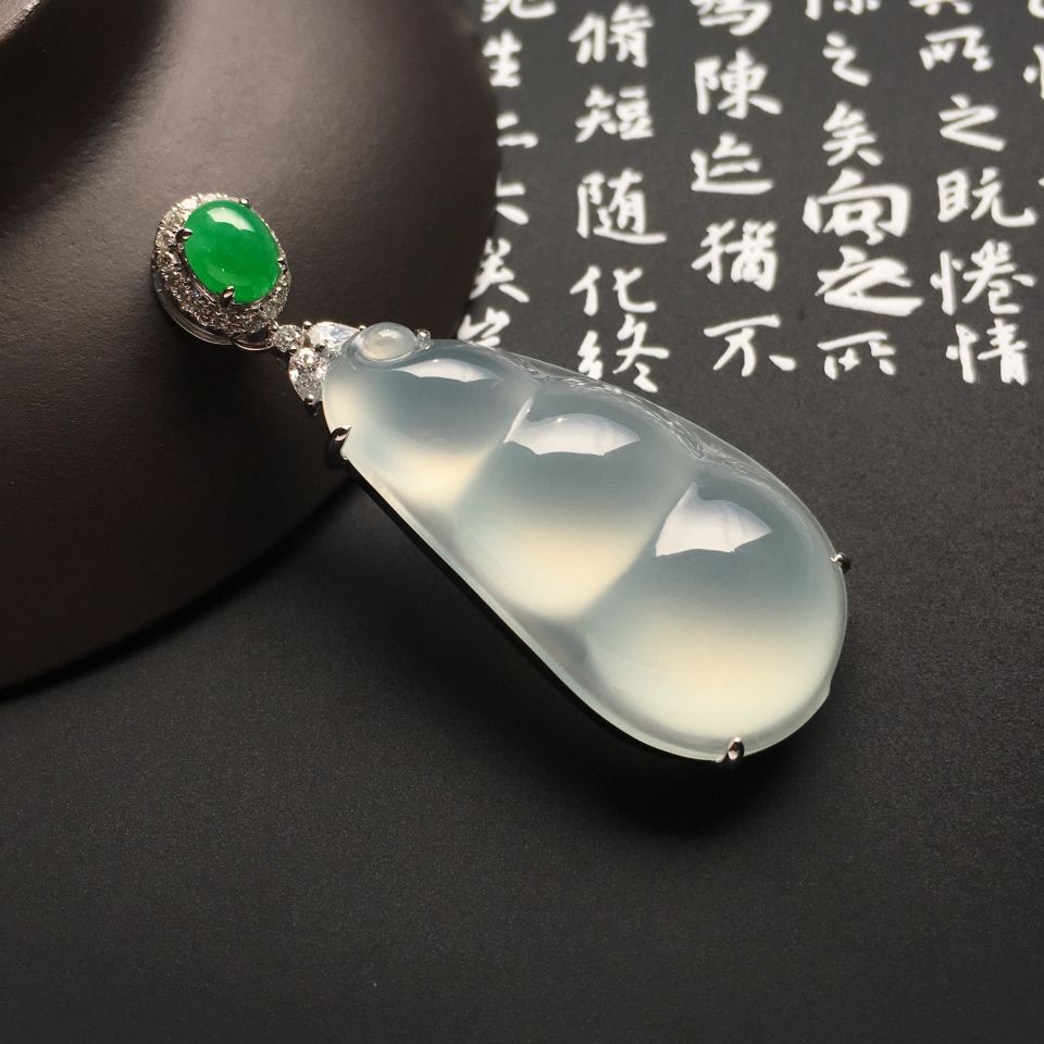 镶白金钻石冰种淡晴水四季豆胸坠