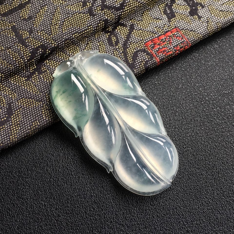 冰种飘花玉叶挂件