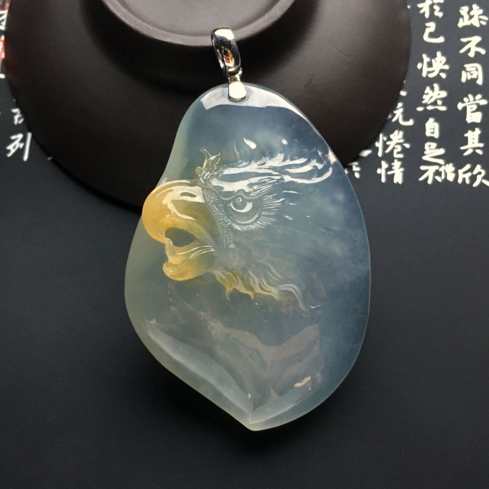 冰种淡晴水带褐黄翡鹰击长空挂件