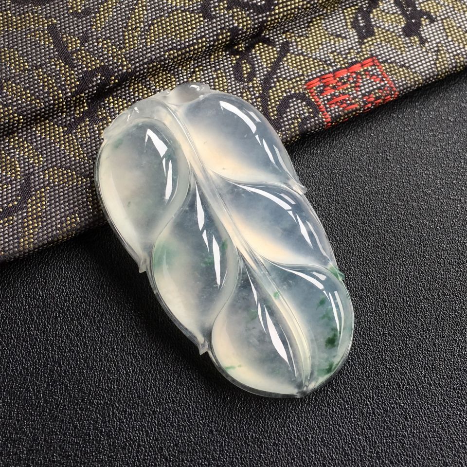 冰种飘花玉叶挂件