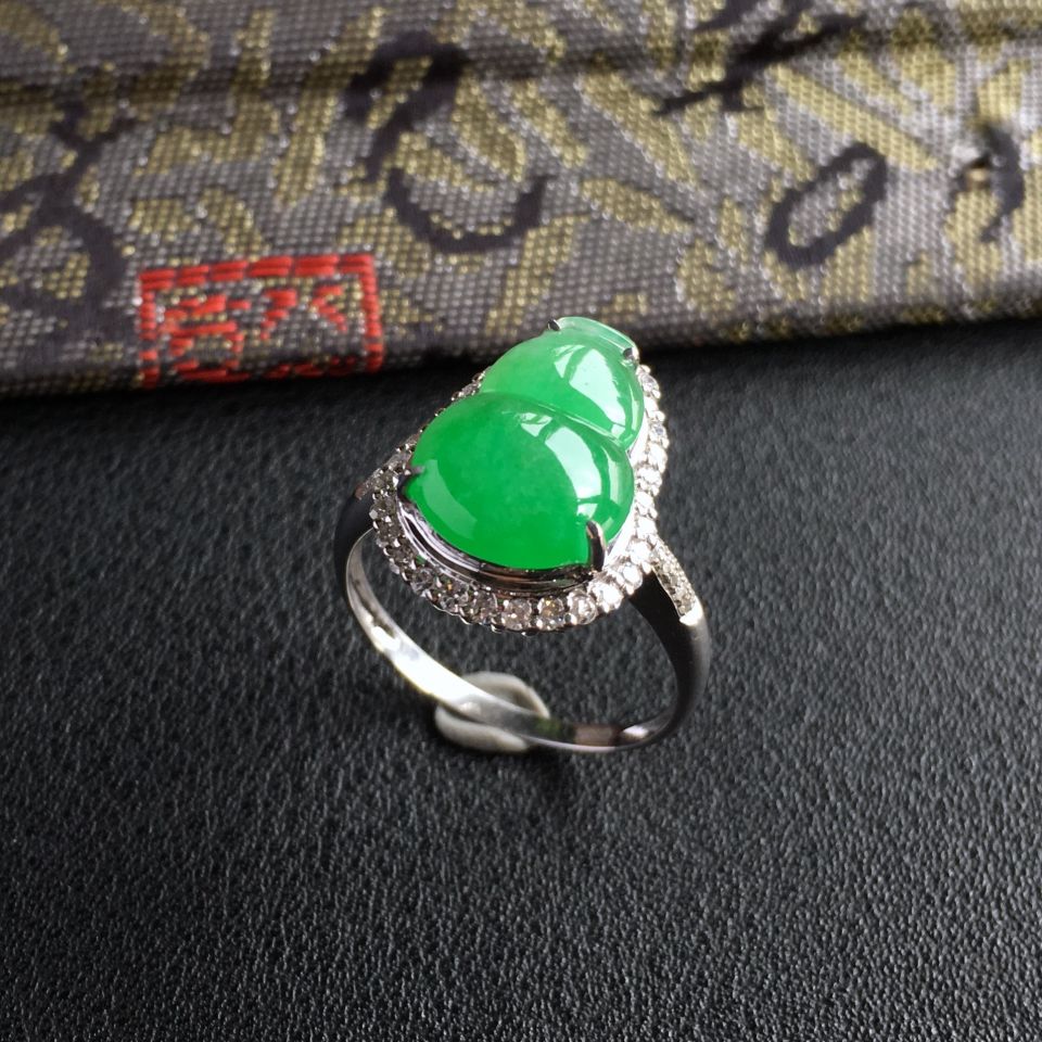 糯冰种翠色镶白金钻石葫芦戒指