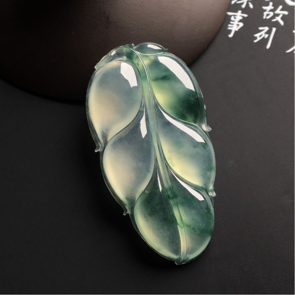 冰种飘花玉叶挂件