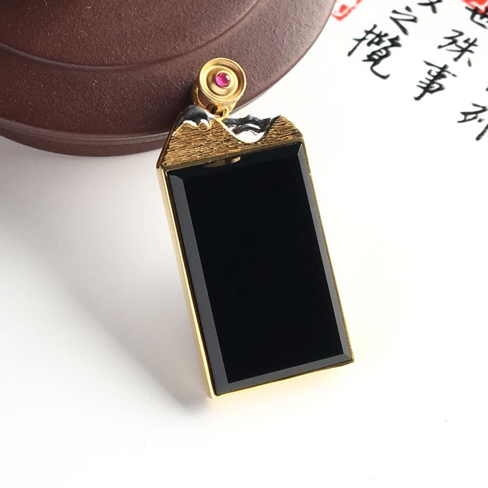 镶彩金冰种墨翠平安无事牌胸坠