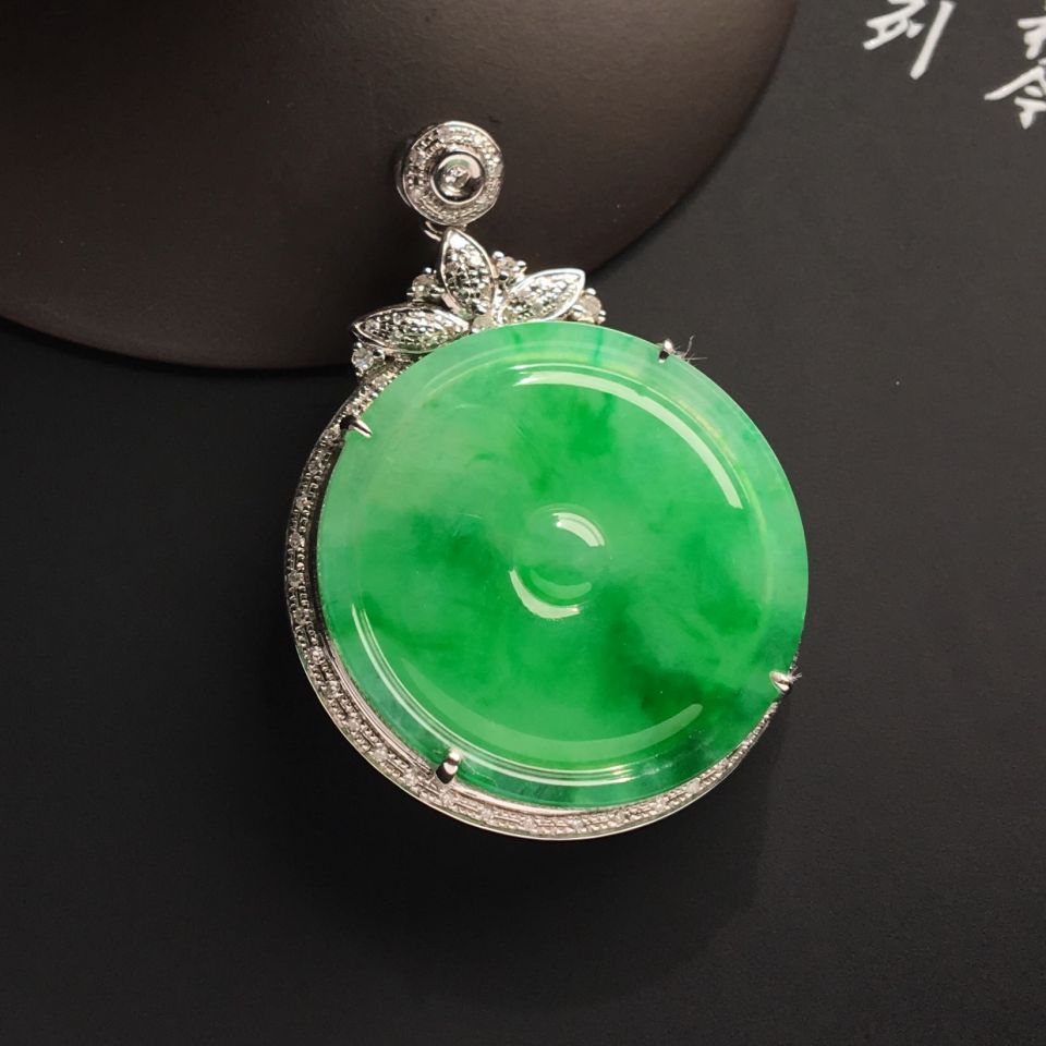 镶白金钻石糯冰种飘翠胸坠