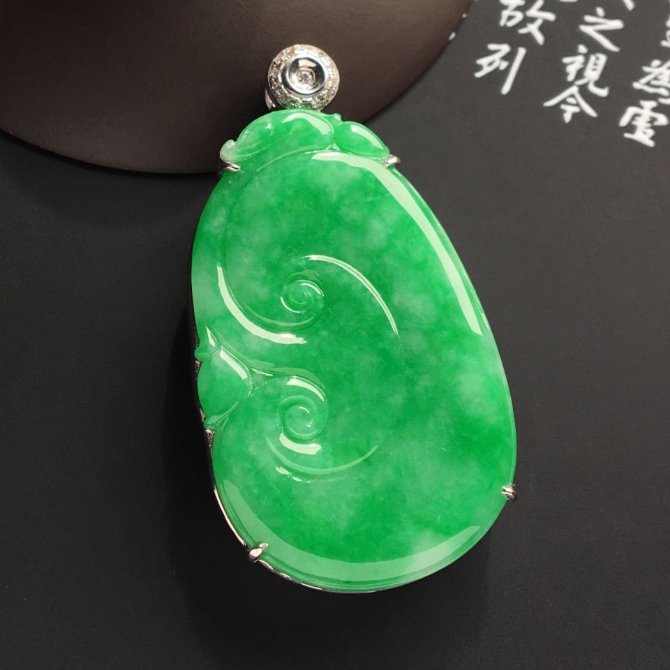镶白金钻石糯冰种翠色如意胸坠