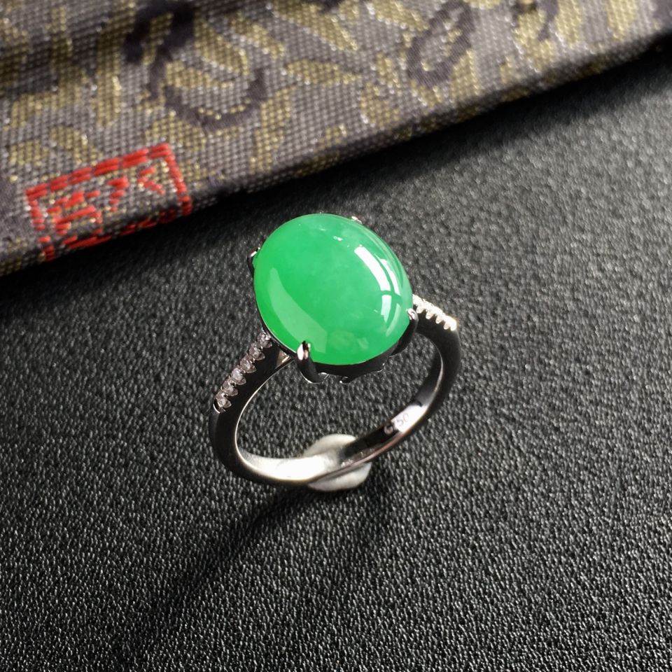 糯冰种翠色镶白金钻石戒指