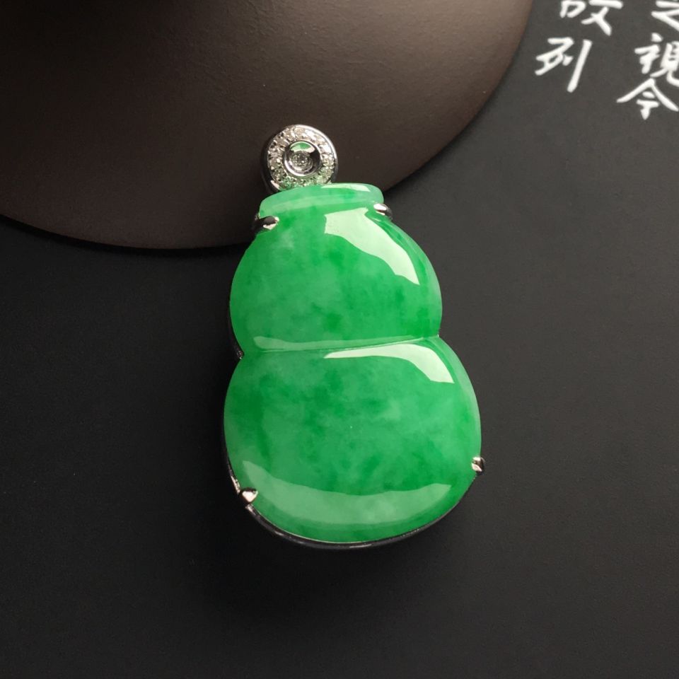 镶白金钻石糯冰种翠色葫芦胸坠