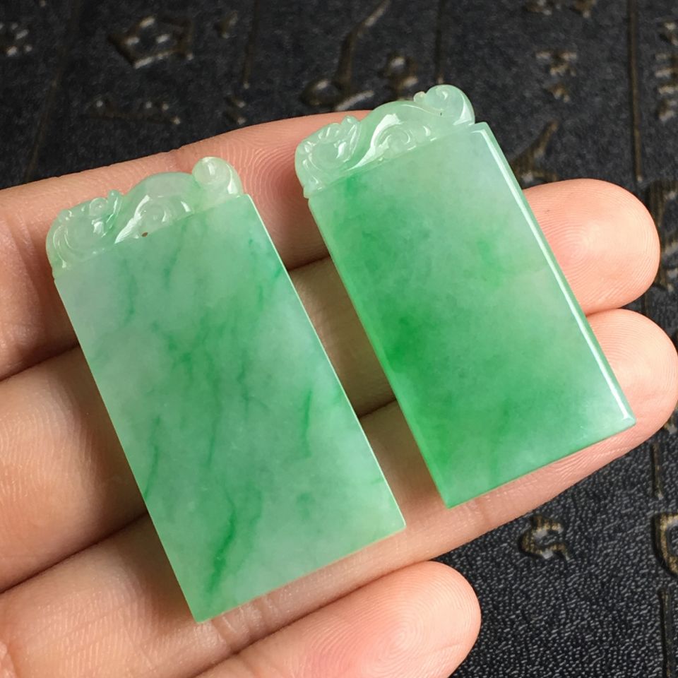 糯冰种翠色平安牌挂件一对走