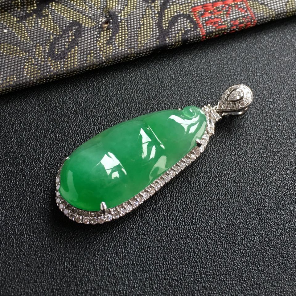 糯冰种翠色镶白金钻石四季豆胸坠
