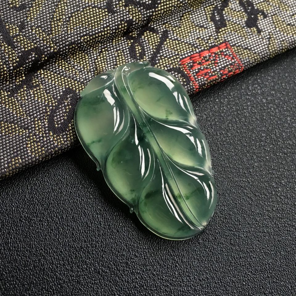 冰种飘花玉叶挂件
