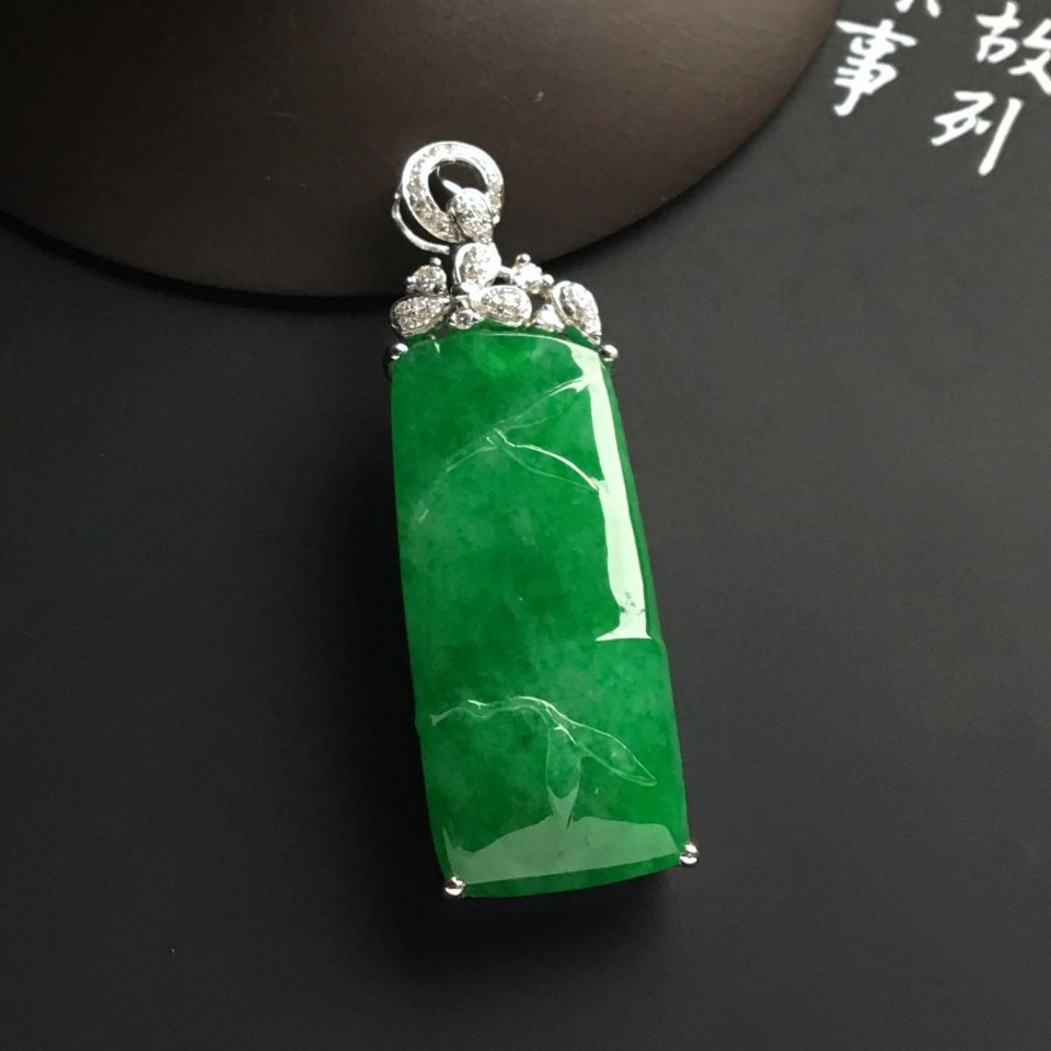 镶白金钻石糯冰种阳绿节节高胸坠