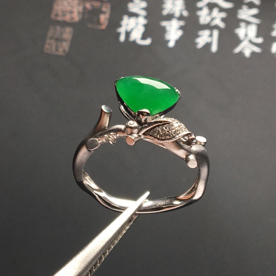 镶白金钻石糯冰种翠色戒指