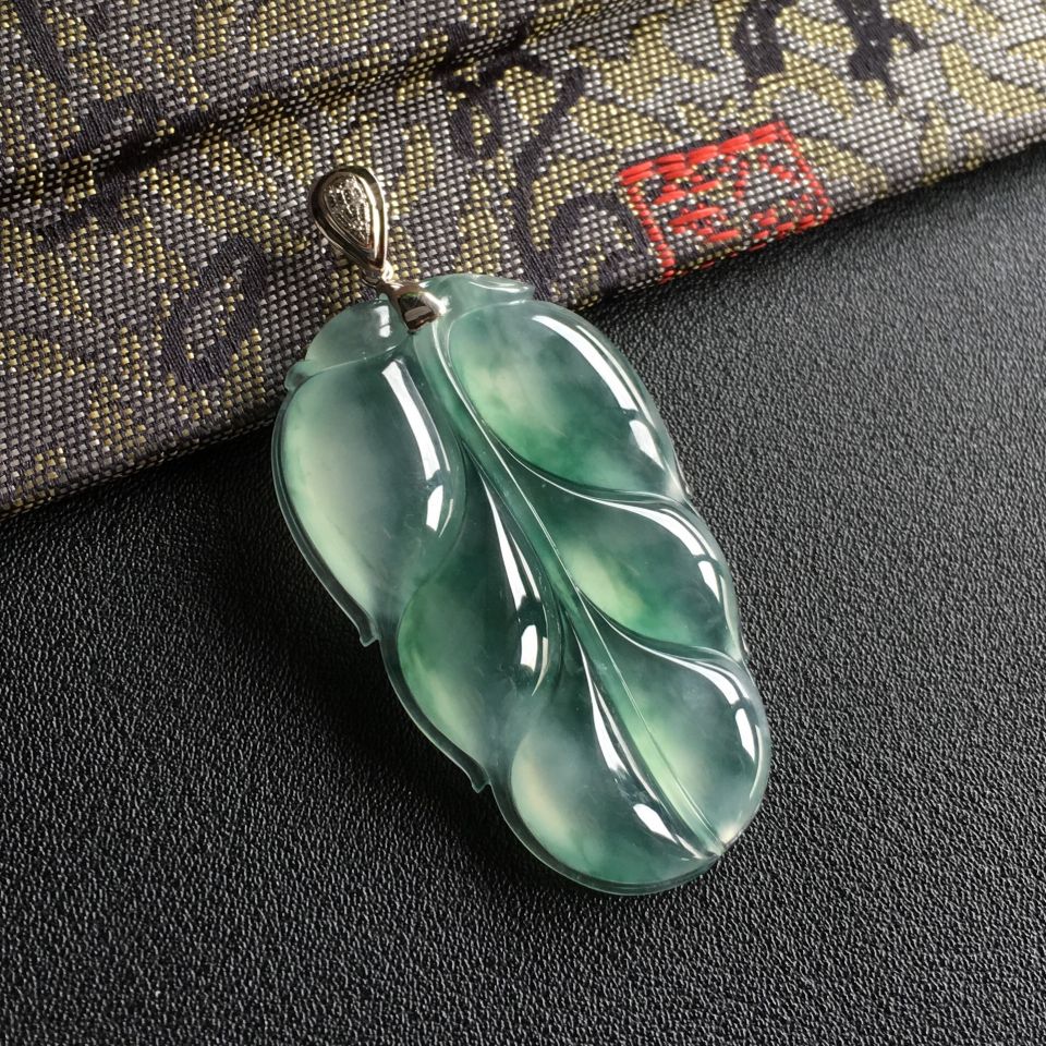 冰种飘花玉叶挂件(金扣)