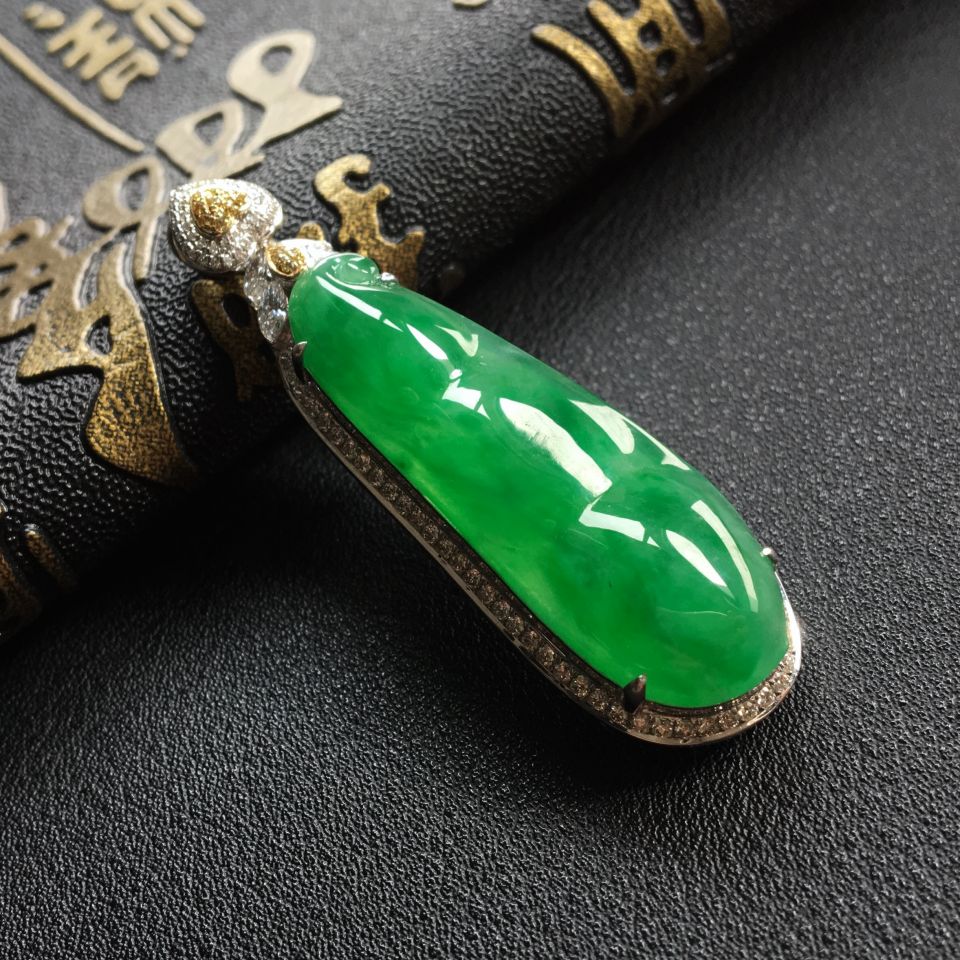 糯冰种阳绿镶白金钻石福豆胸坠