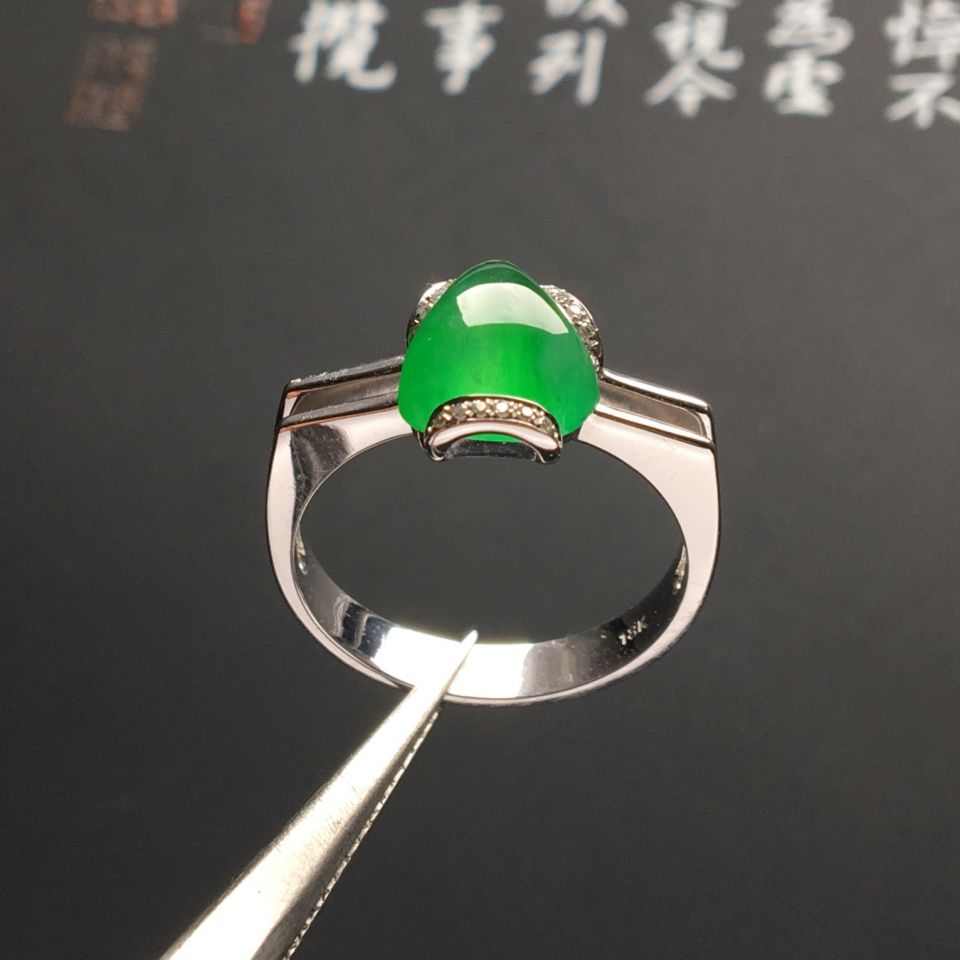 镶白金钻石冰种翠色戒指