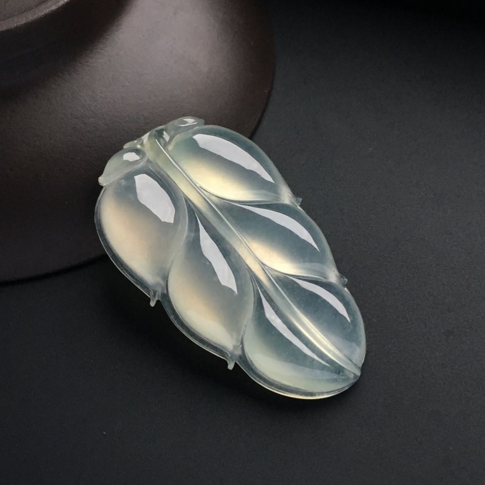 冰种淡晴水玉叶挂件