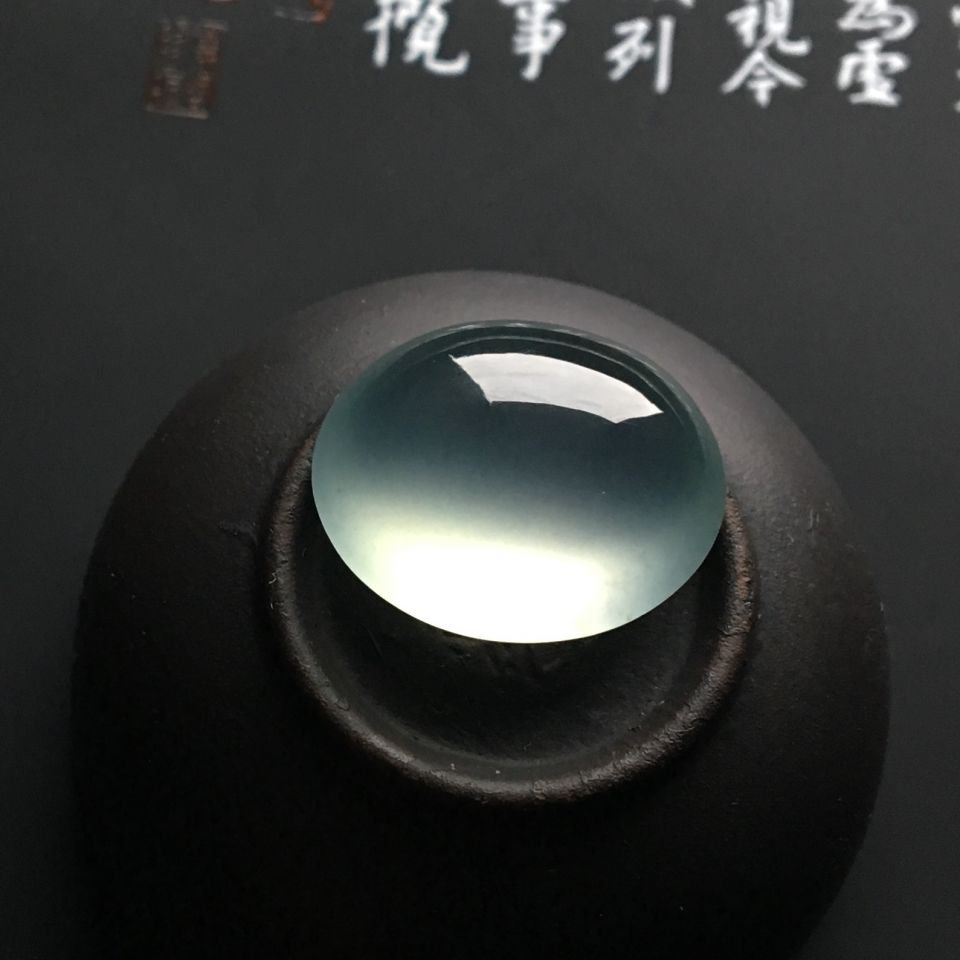 冰玻种淡晴水胸坠面