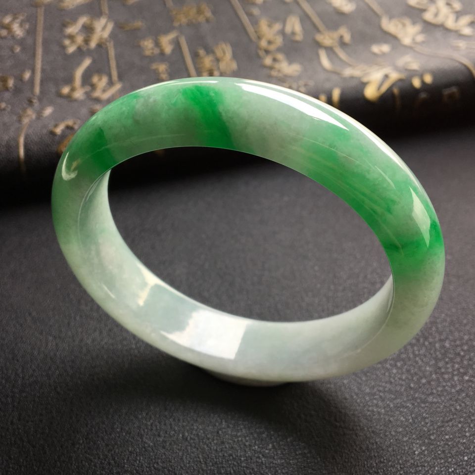 糯冰种飘翠贵妃镯(54.1mm-48.2mm)