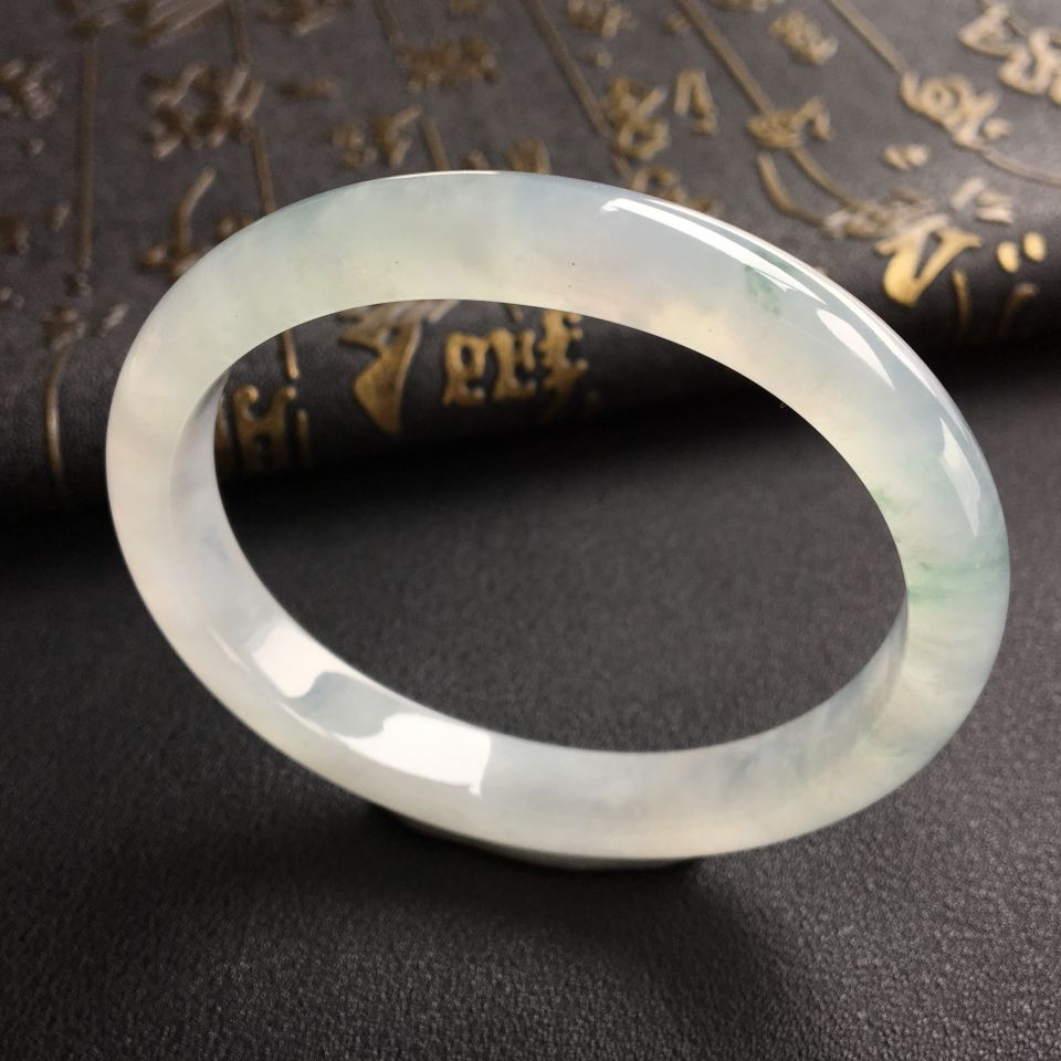 冰种略飘花贵妃镯(56.1mm-50.1mm)