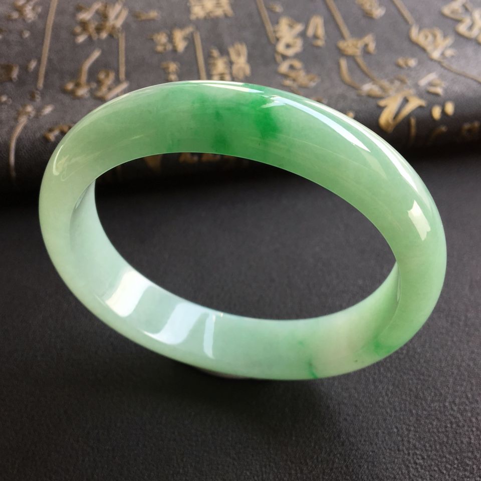 糯冰种飘翠贵妃镯(56.1mm-49.6mm)