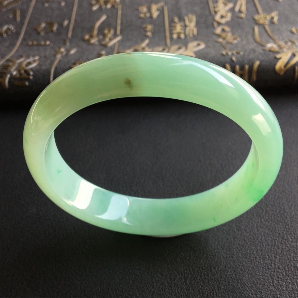 糯冰种晴水略飘翠贵妃镯(57.8mm-50.2mm)