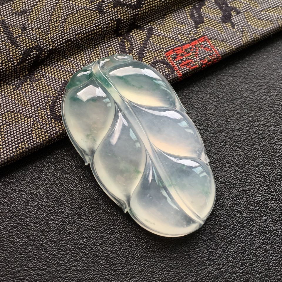 冰种飘花玉叶挂件