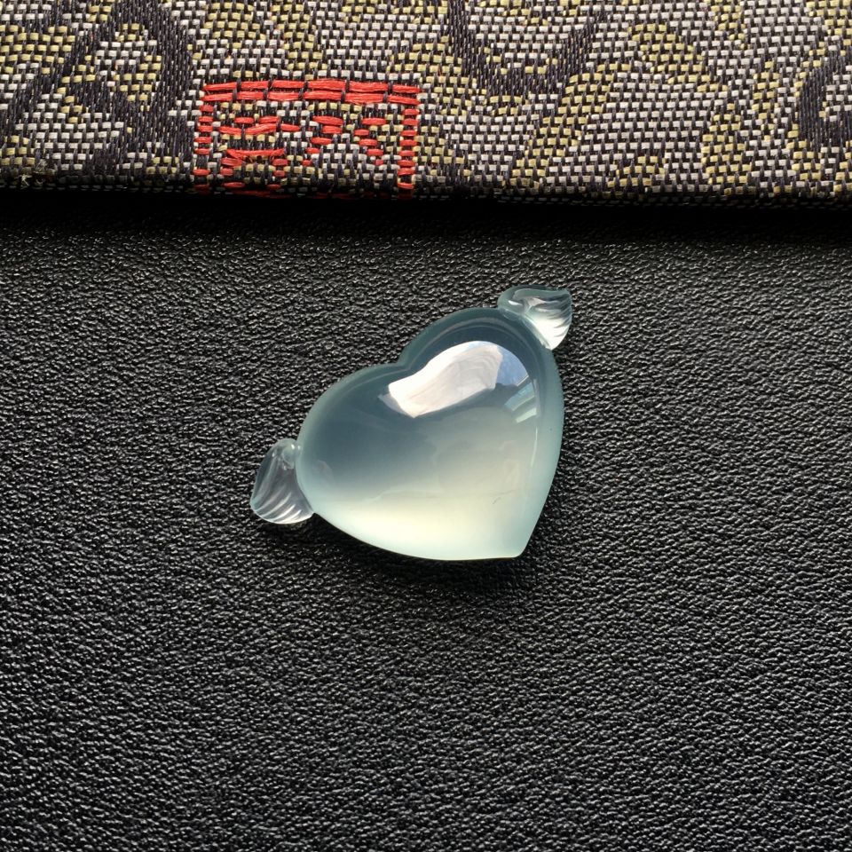 冰种淡晴水略飘花心形胸坠面