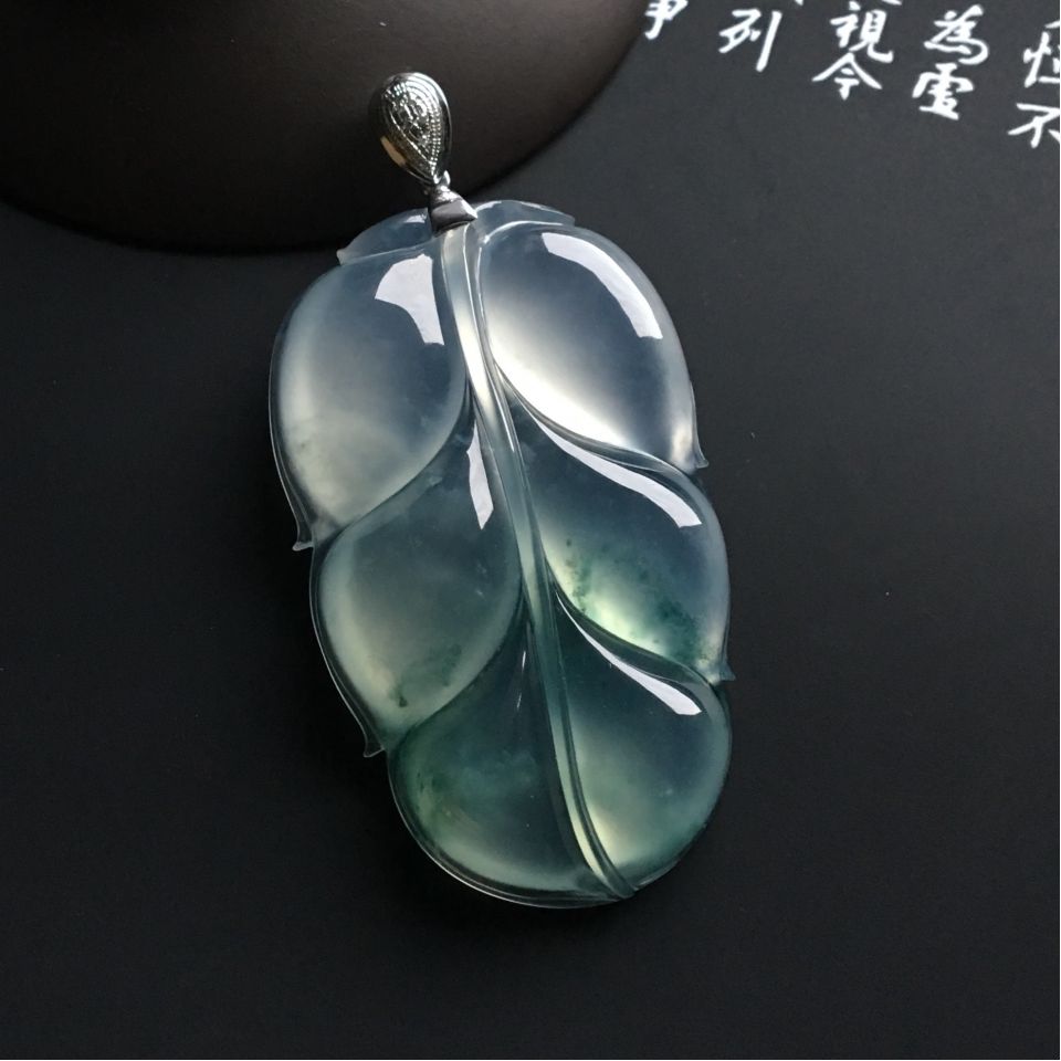 冰种飘花玉叶挂件