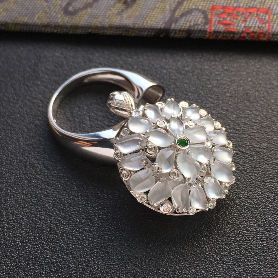 冰种白色镶白金钻石花型戒指/吊坠两用款