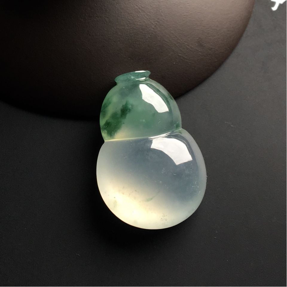 冰种飘花葫芦胸坠面