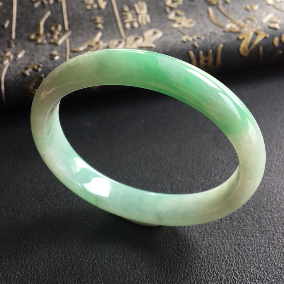 (超值推荐)糯冰种飘翠贵妃镯(53.2mm-45.6mm)