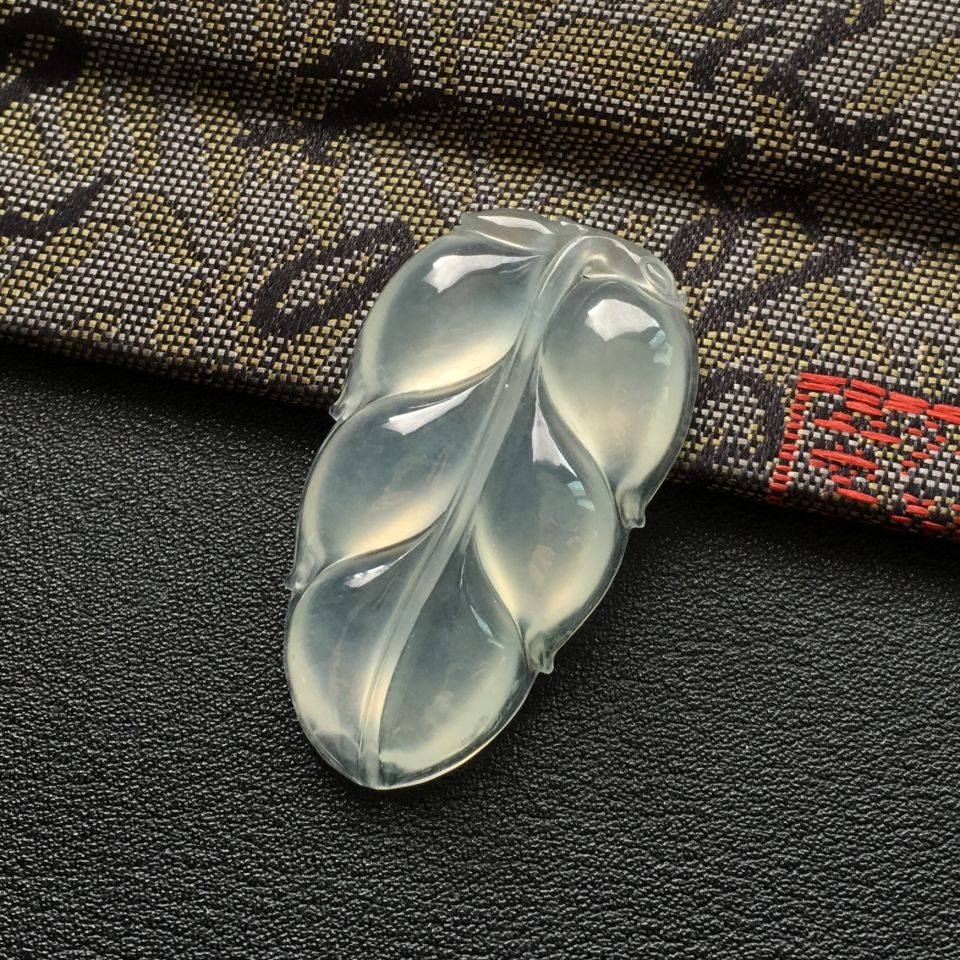 冰种淡晴水玉叶挂件