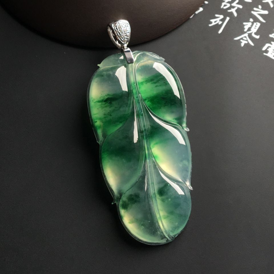 冰种飘花玉叶挂件