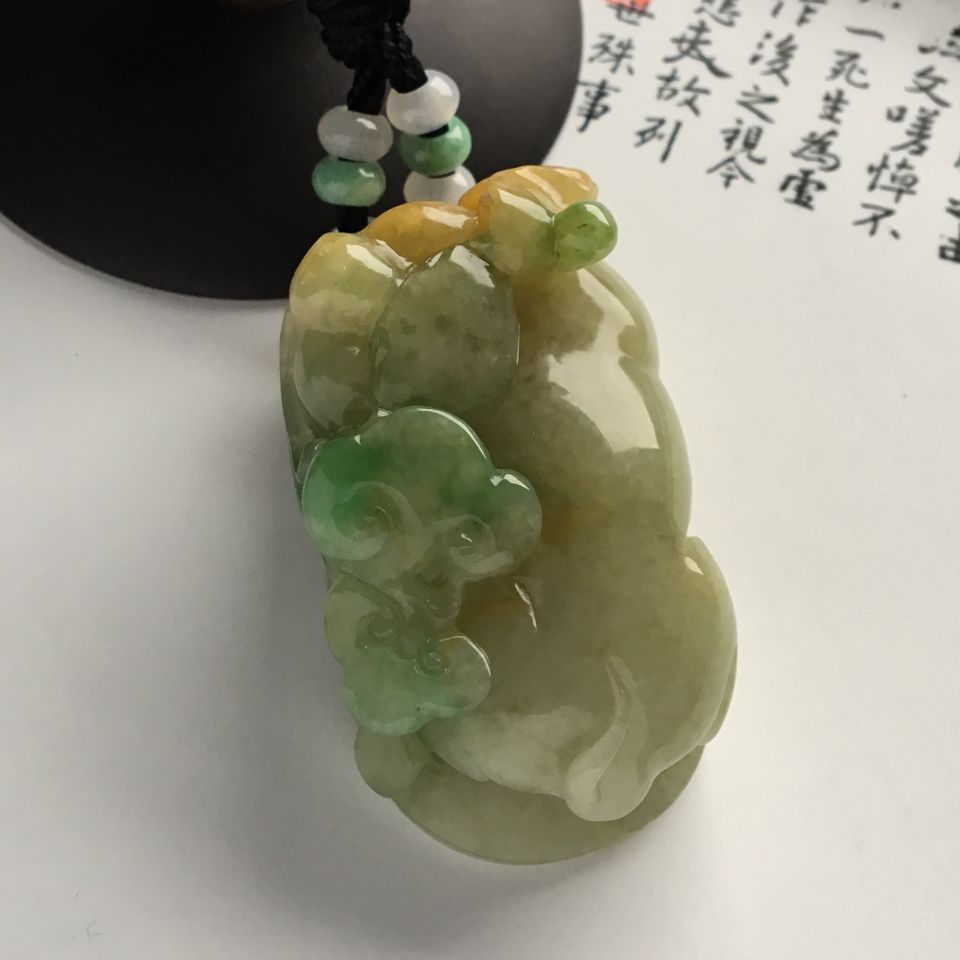糯冰种黄翡飘花福猪挂件