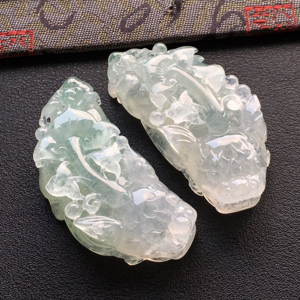 糯冰种淡晴水略飘花貔貅摆件一对