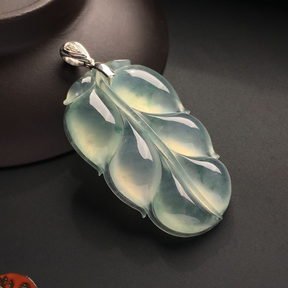 冰种飘花玉叶挂件