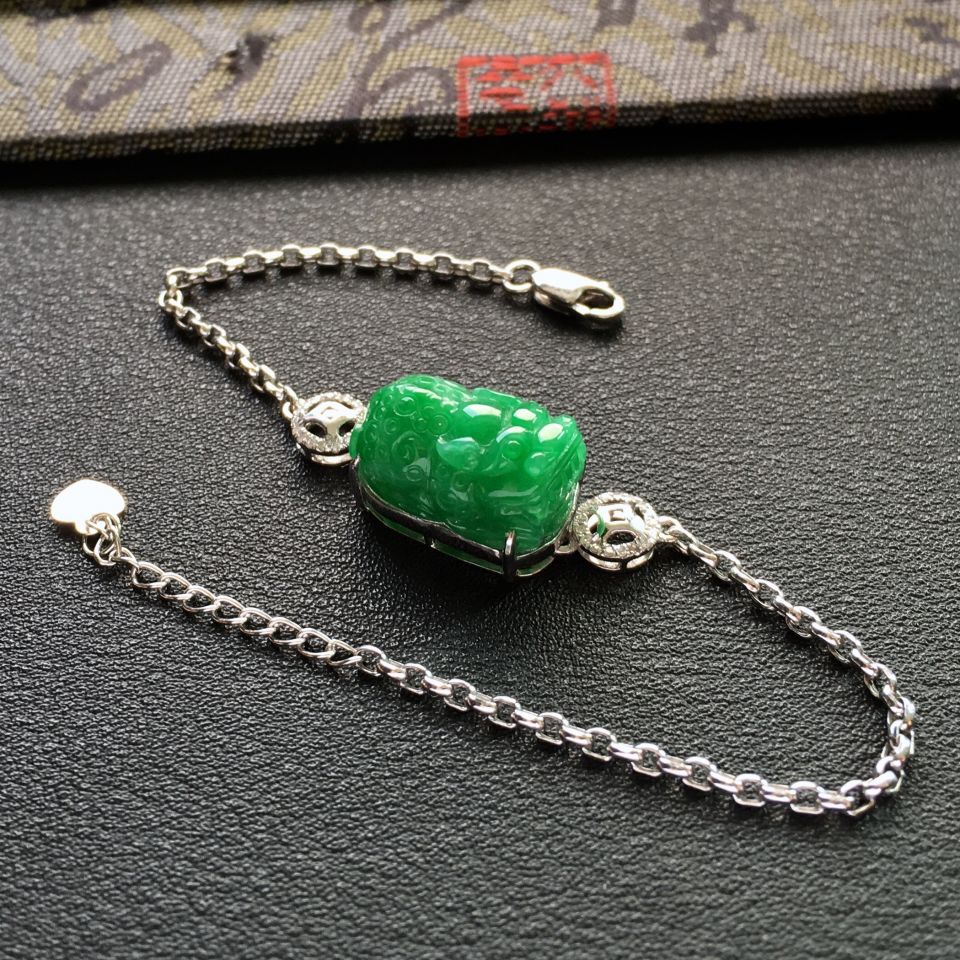 糯冰种翠色镶白金钻石貔貅手链