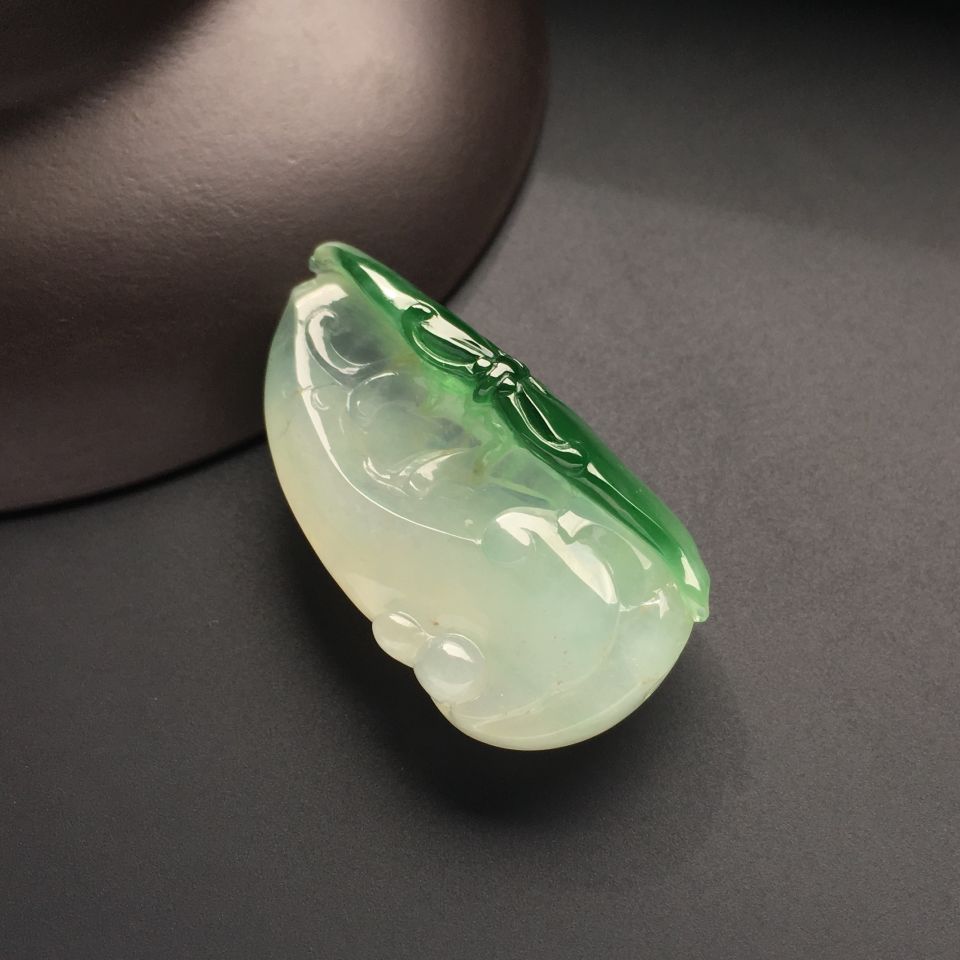 冰种飘绿花蝶恋花挂件