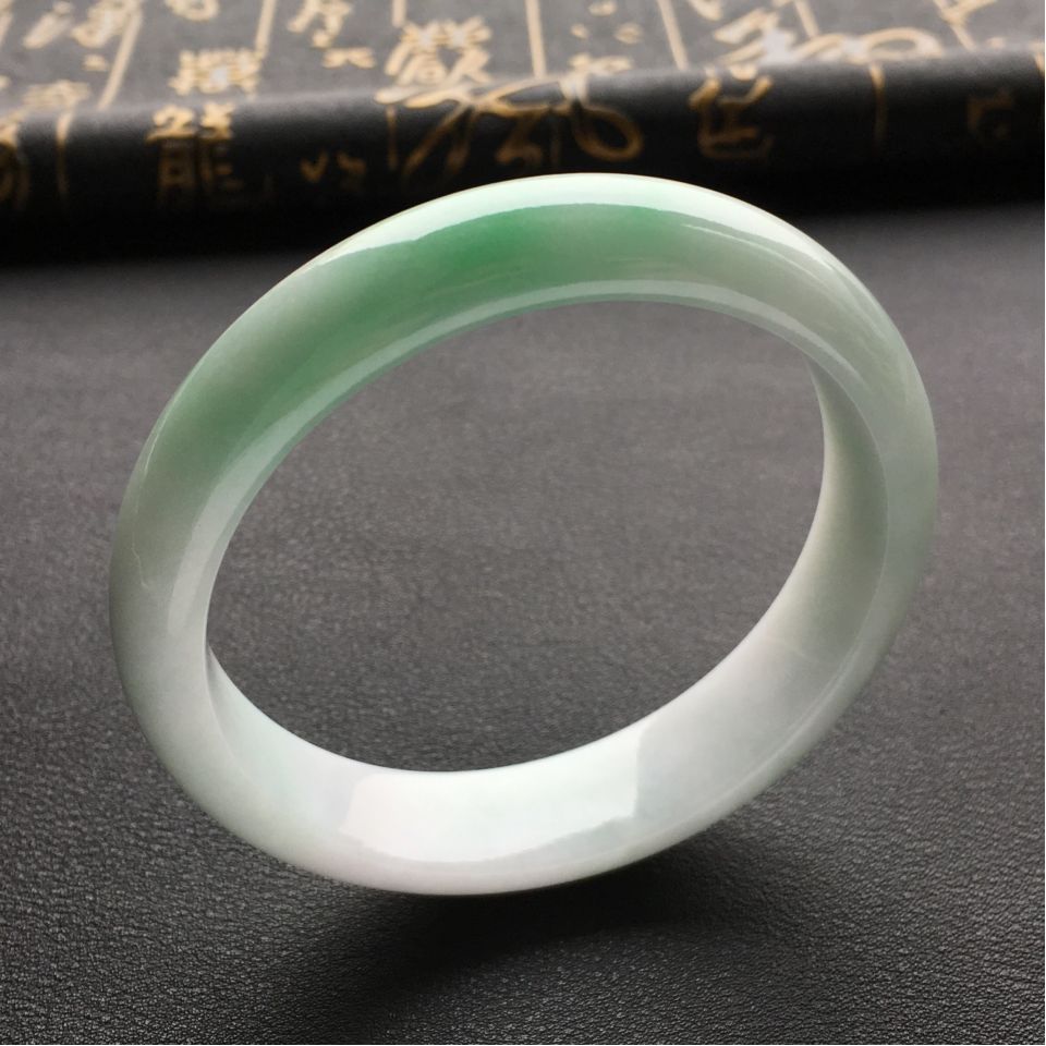 糯冰种略飘翠手镯(60.5mm)