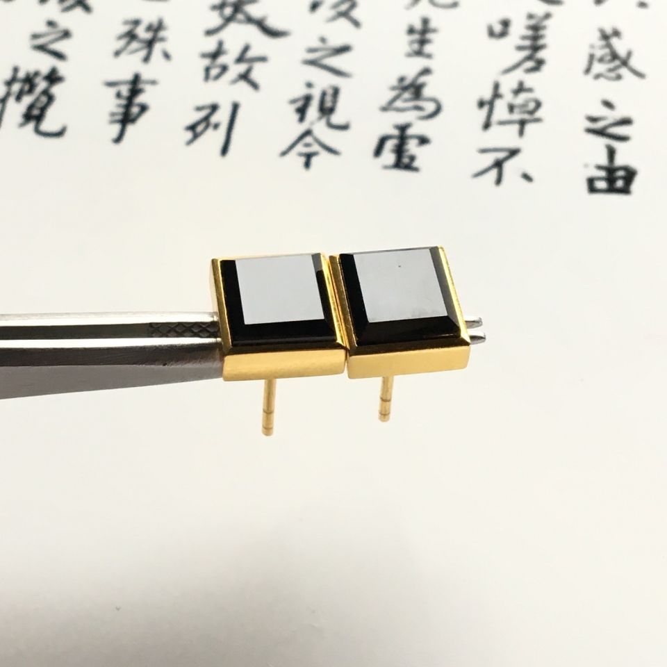 镶黄18k金冰种墨翠方形耳钉