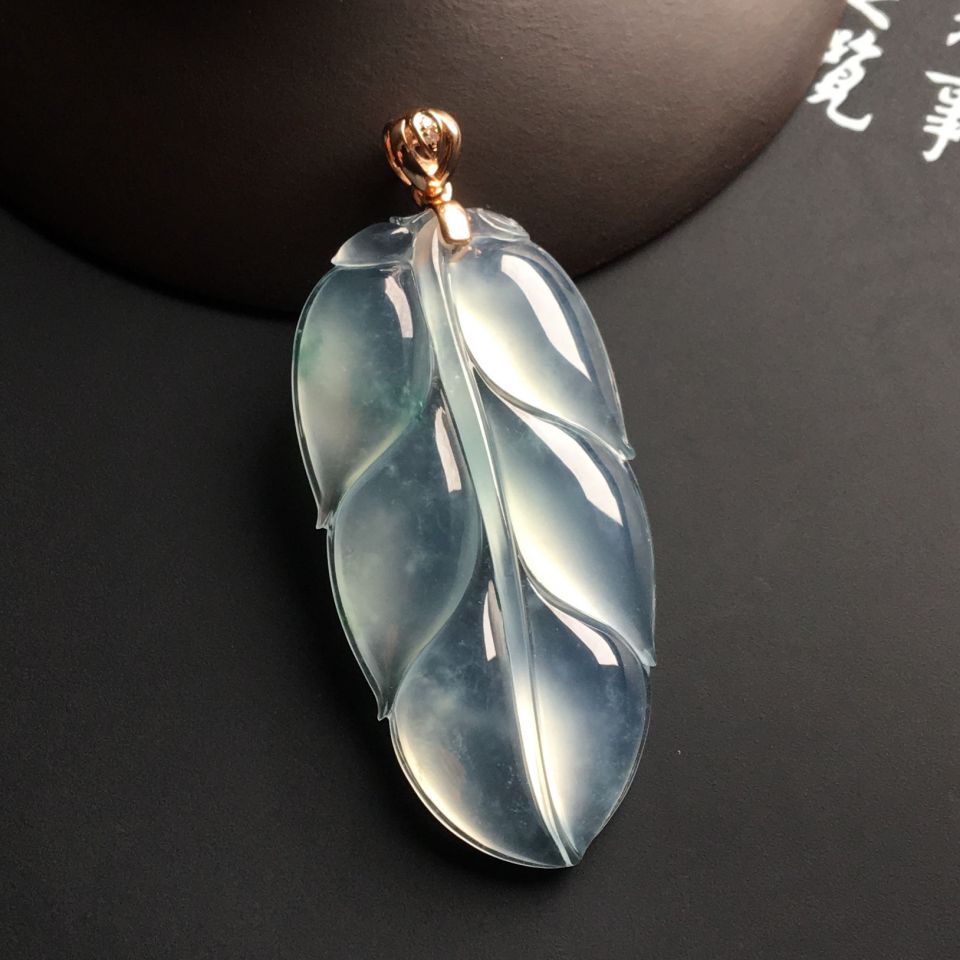 冰玻种略飘花玉叶挂件
