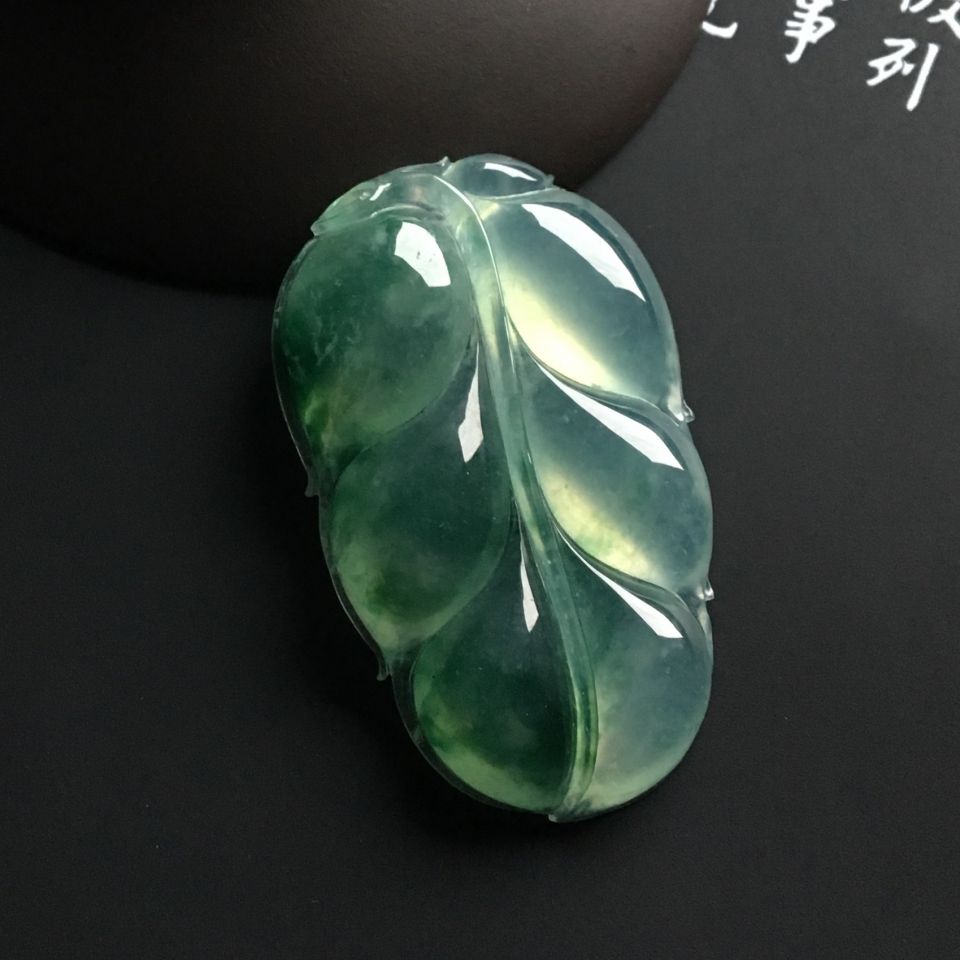 冰种飘花玉叶挂件
