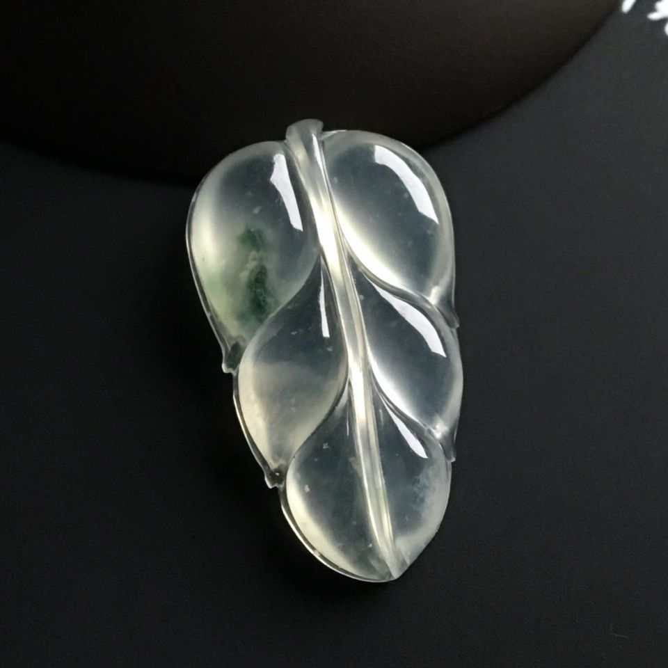 冰种略飘花玉叶胸坠面