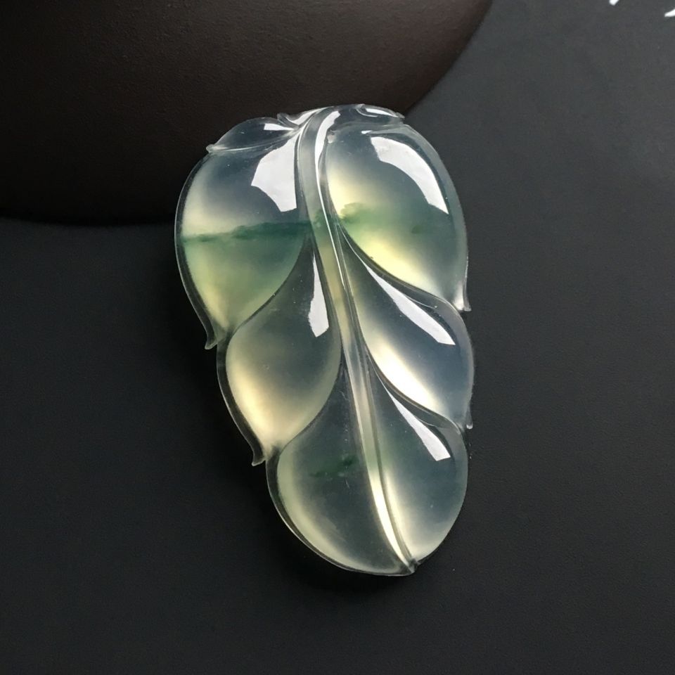 冰种飘花玉叶挂件