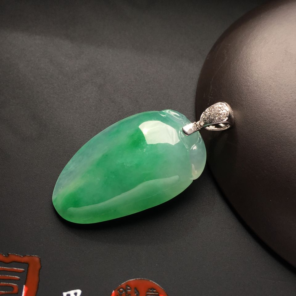 糯冰种飘翠寿桃挂件