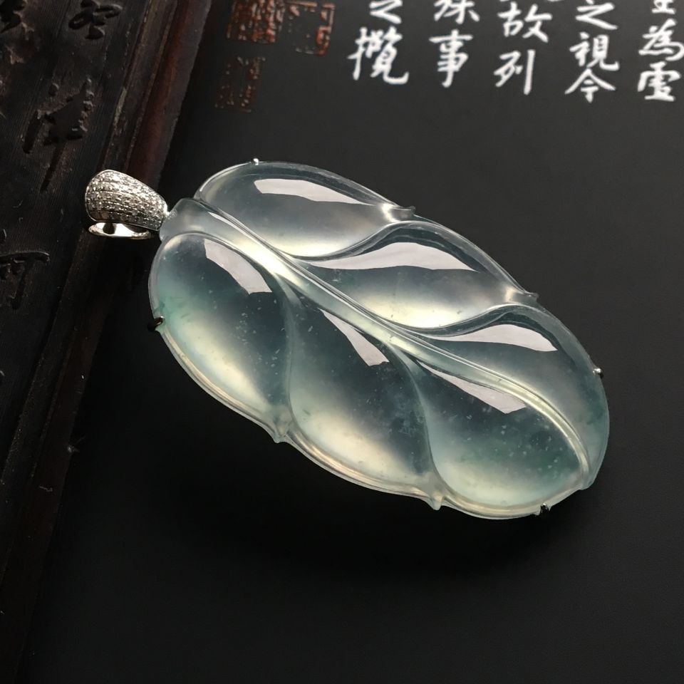 镶白金钻石冰种略飘花金枝玉叶胸坠